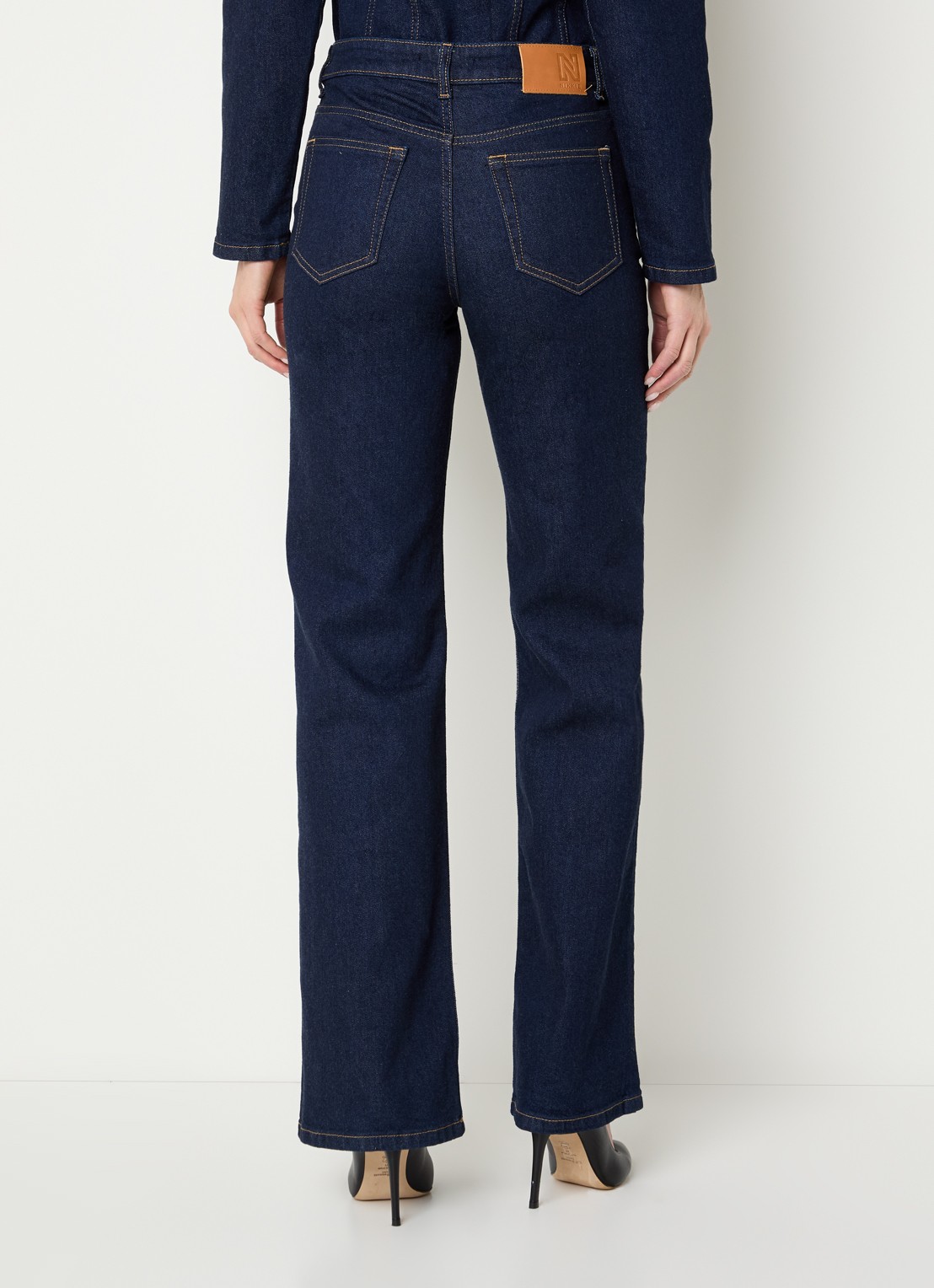 NIKKIE Obra high waist straight leg jeans met donkere wassing - achterkant 5 indigo