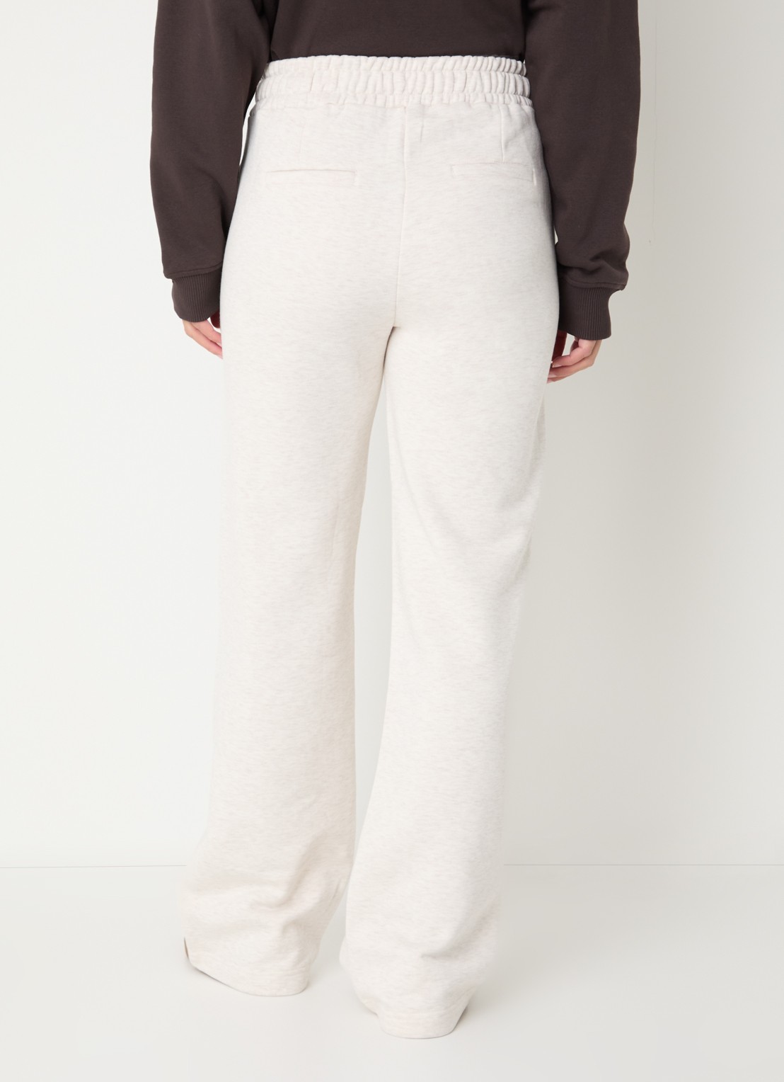 NIKKIE Odessa high waist flared fit joggingbroek met gemêleerd dessin - achterkant 3 creme