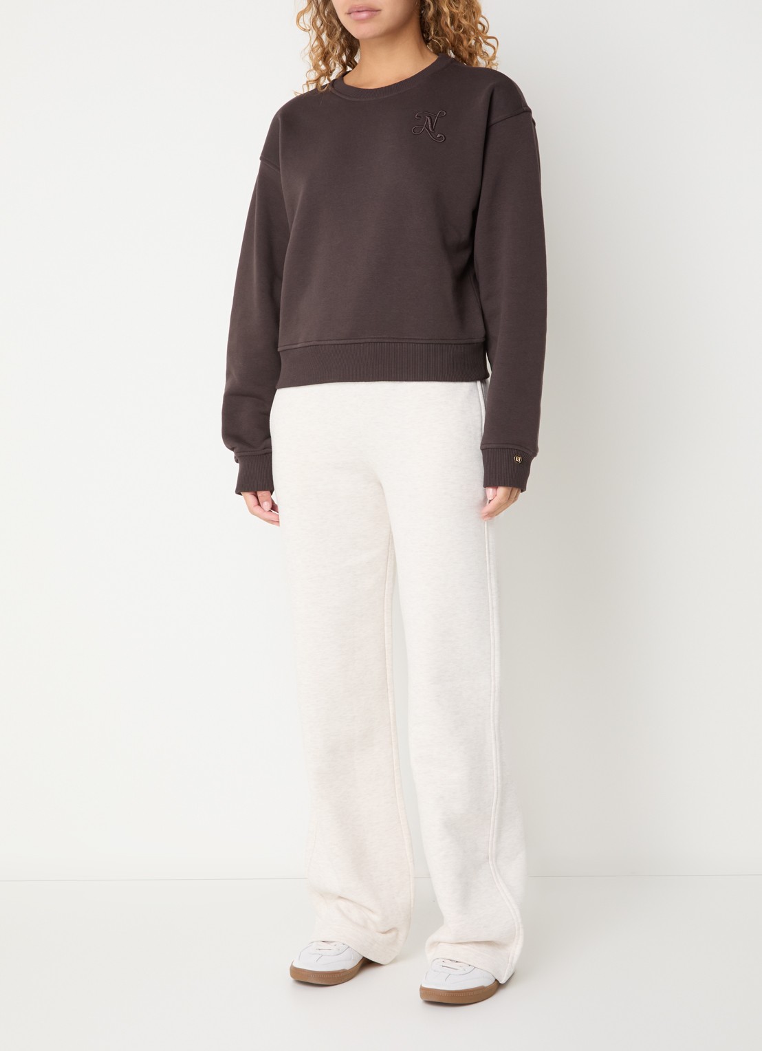 NIKKIE Odessa high waist flared fit joggingbroek met gemêleerd dessin - voorkant 2 creme