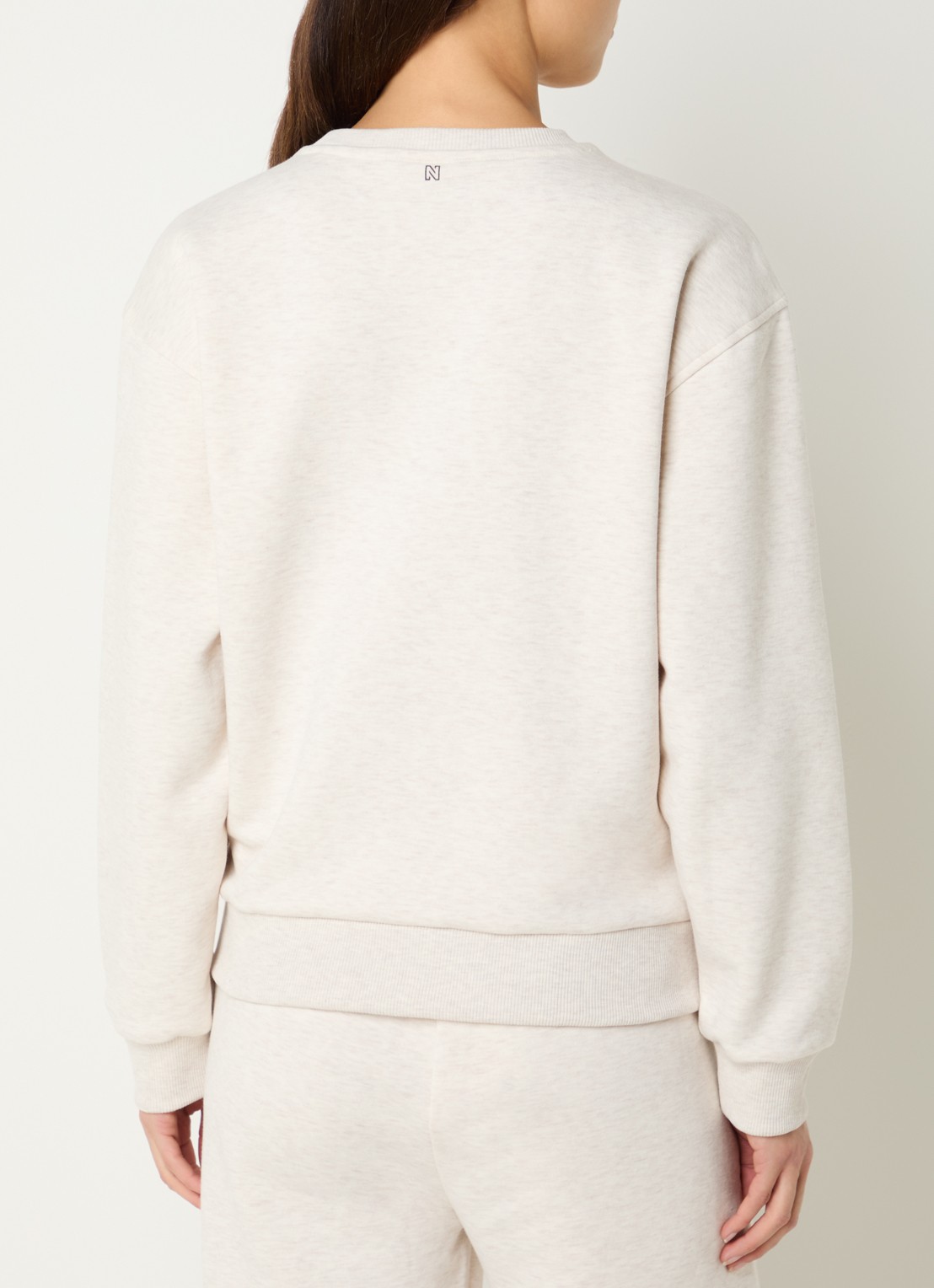 NIKKIE Odessa sweater met logoborduring en gemêleerd dessin - achterkant creme