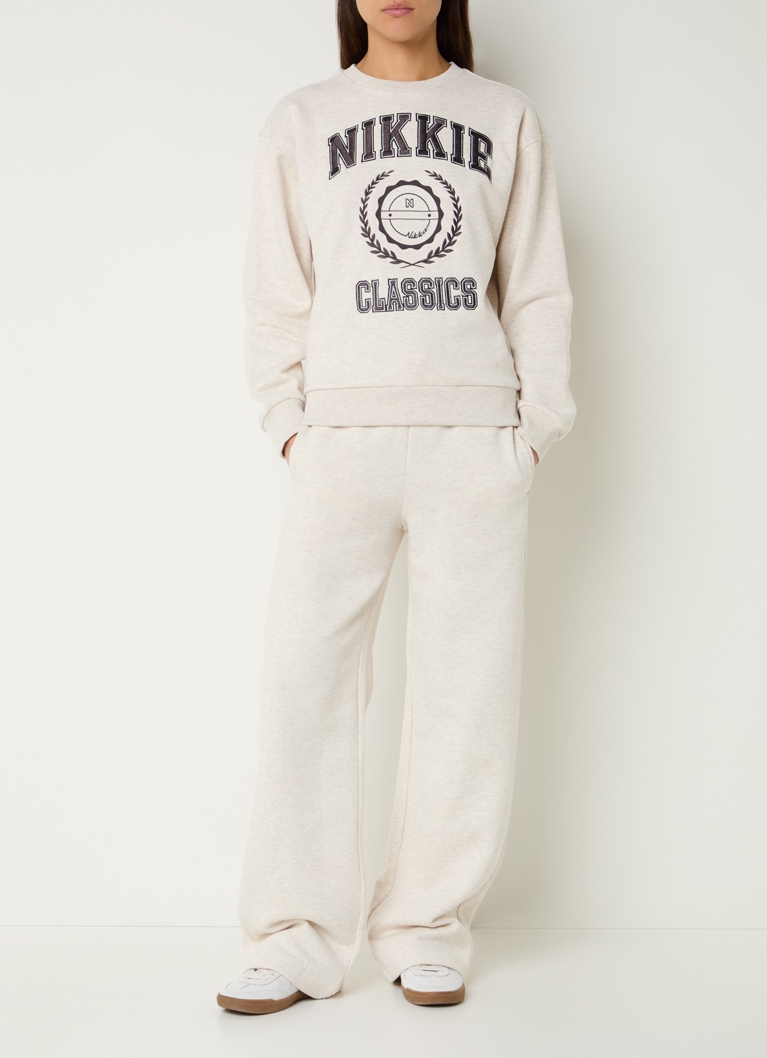 NIKKIE Odessa sweater met logoborduring en gemêleerd dessin - voorkant 3 creme