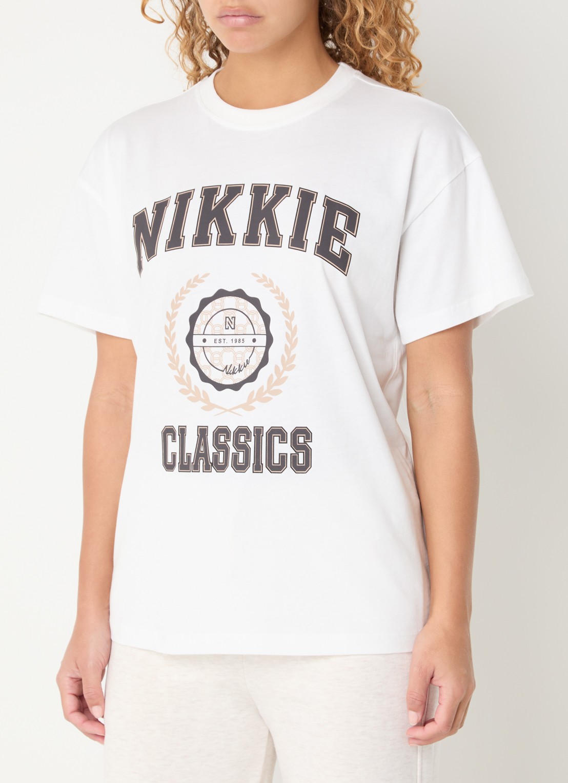 NIKKIE Odessi T-shirt met logoprint - detail 4 gebroken wit