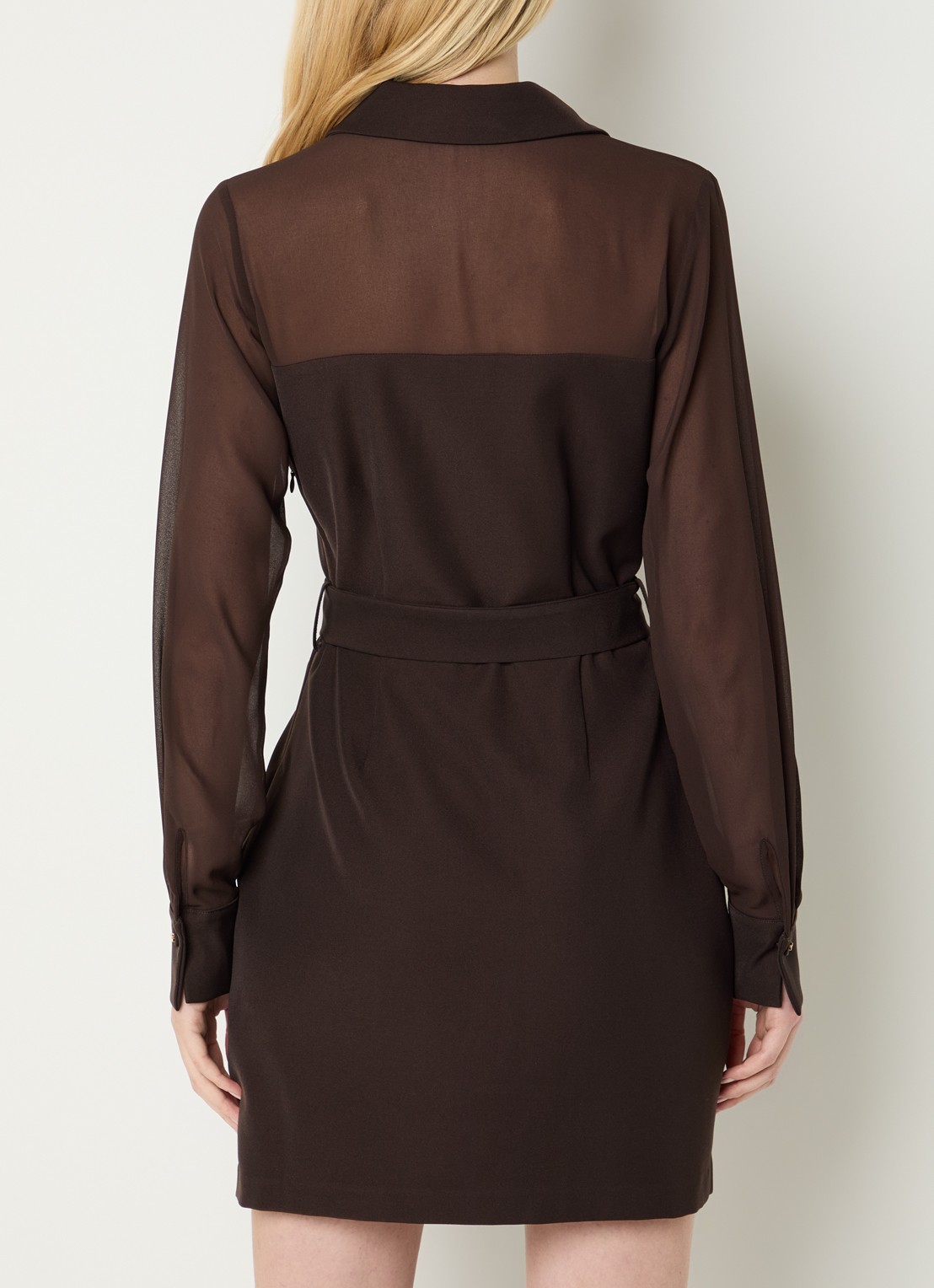 NIKKIE Olarisa mini blousejurk met strikceintuur  - achterkant donkerbruin