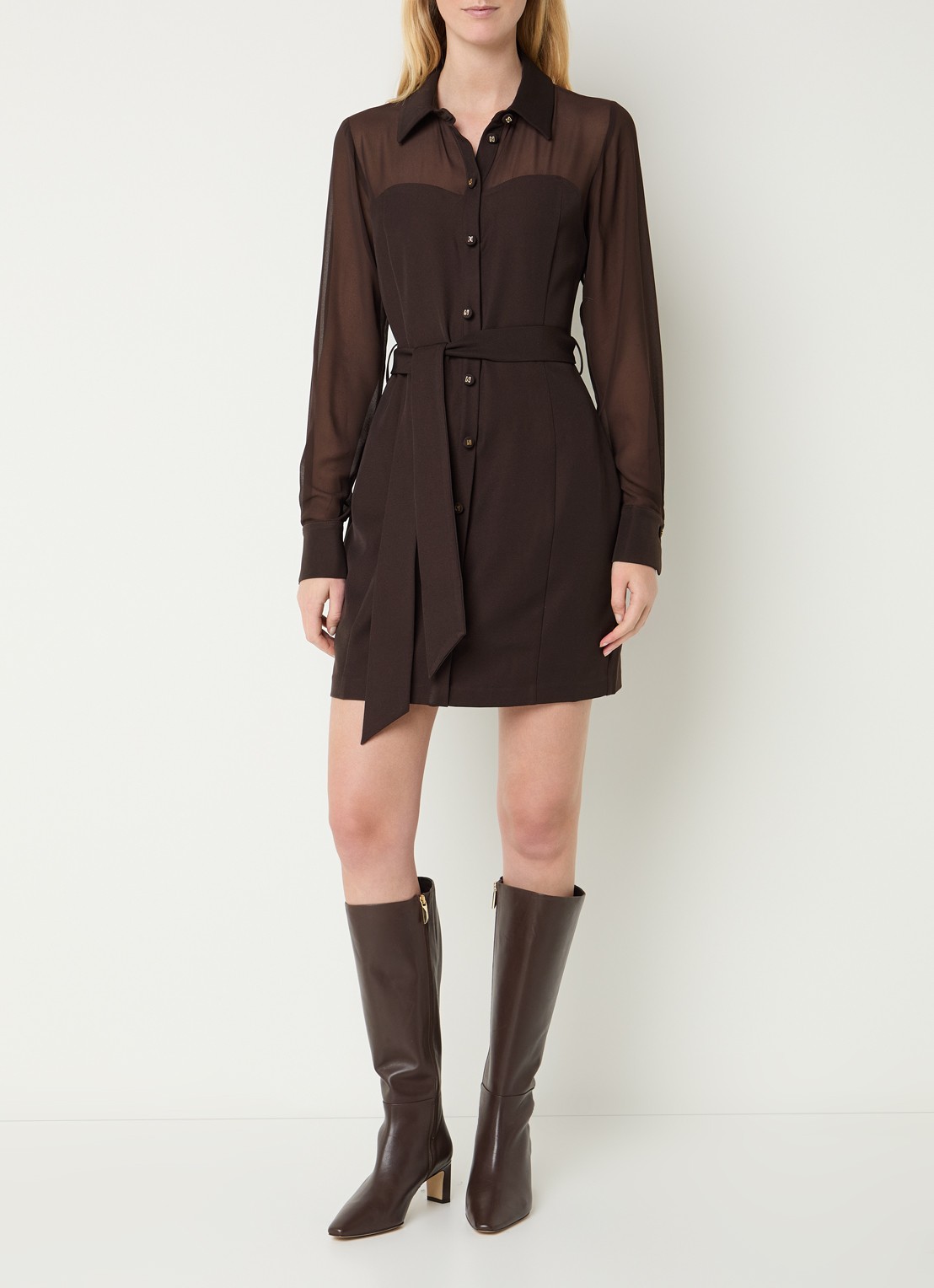 NIKKIE Olarisa mini blousejurk met strikceintuur  - voorkant 4 donkerbruin