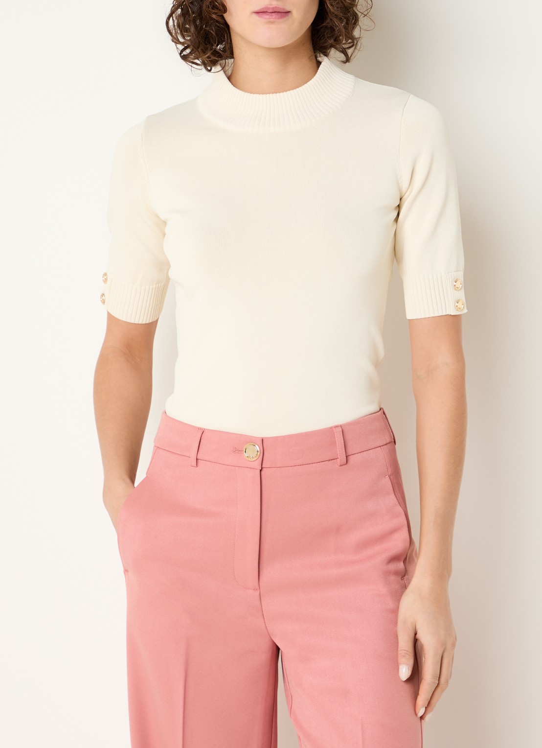 NIKKIE Olindah fijngebreide top met opstaande kraag - detail 2 creme