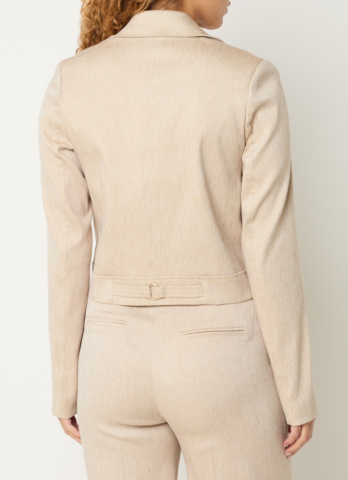 NIKKIE Olympia cropped blazer met lurex en schoudervulling - achterkant beige