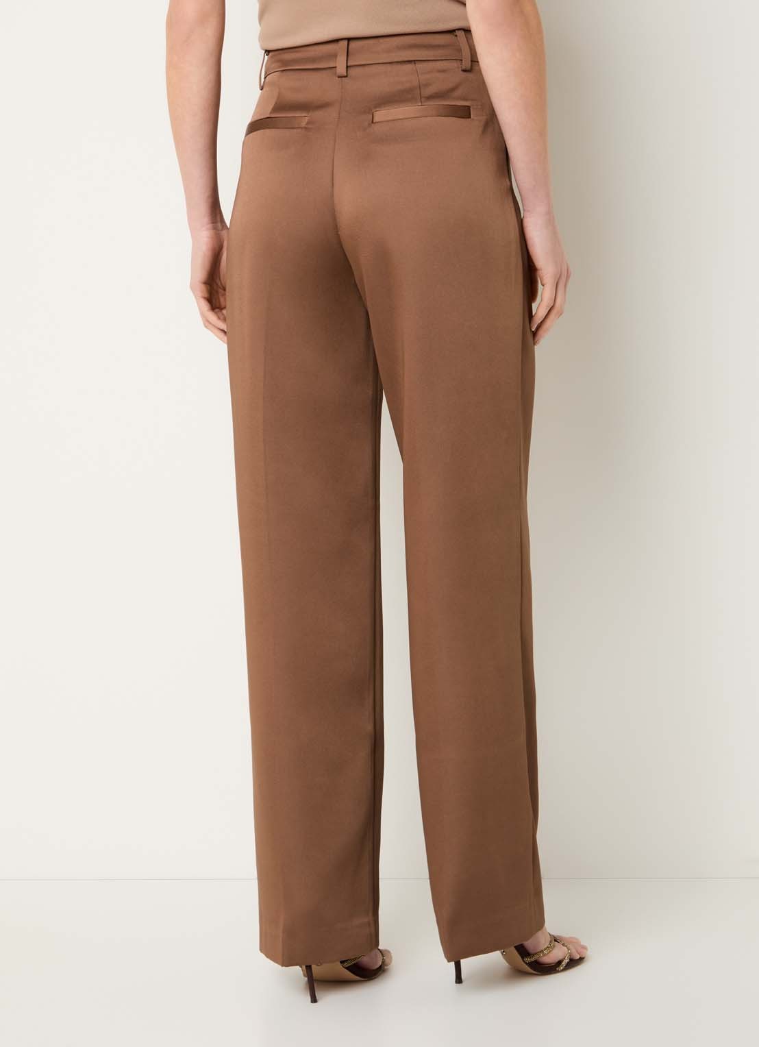 NIKKIE Omahah high waist straight fit broek van satijn - achterkant 2 hazelnootbruin