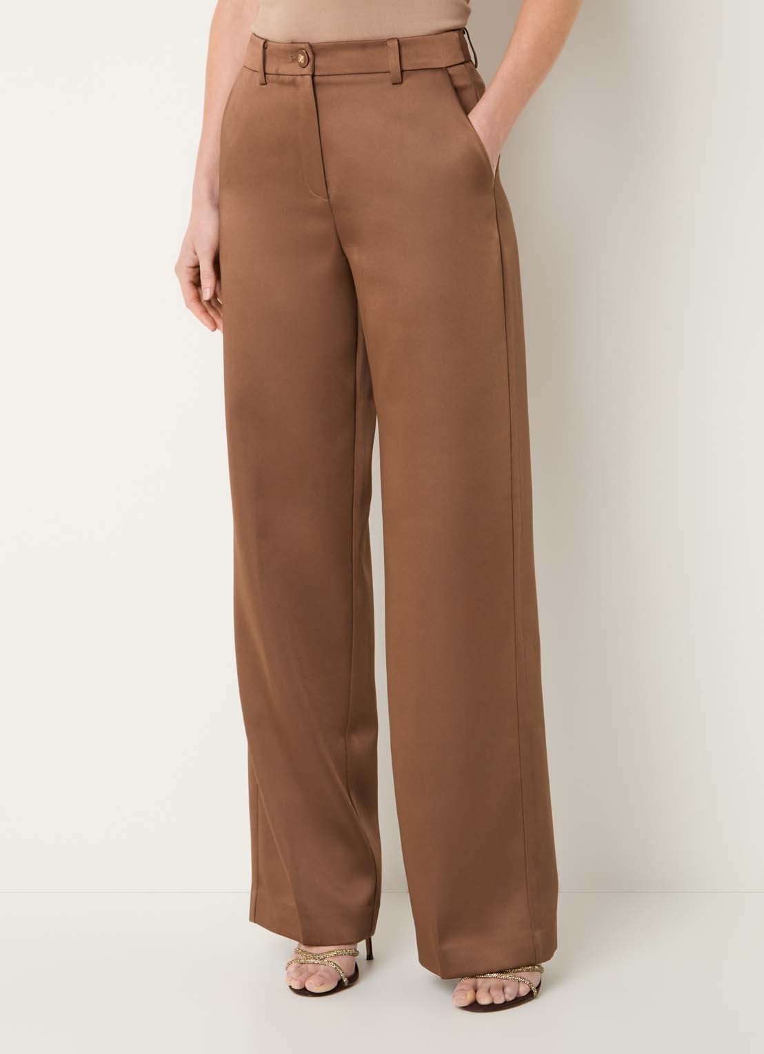 NIKKIE Omahah high waist straight fit broek van satijn - detail hazelnootbruin