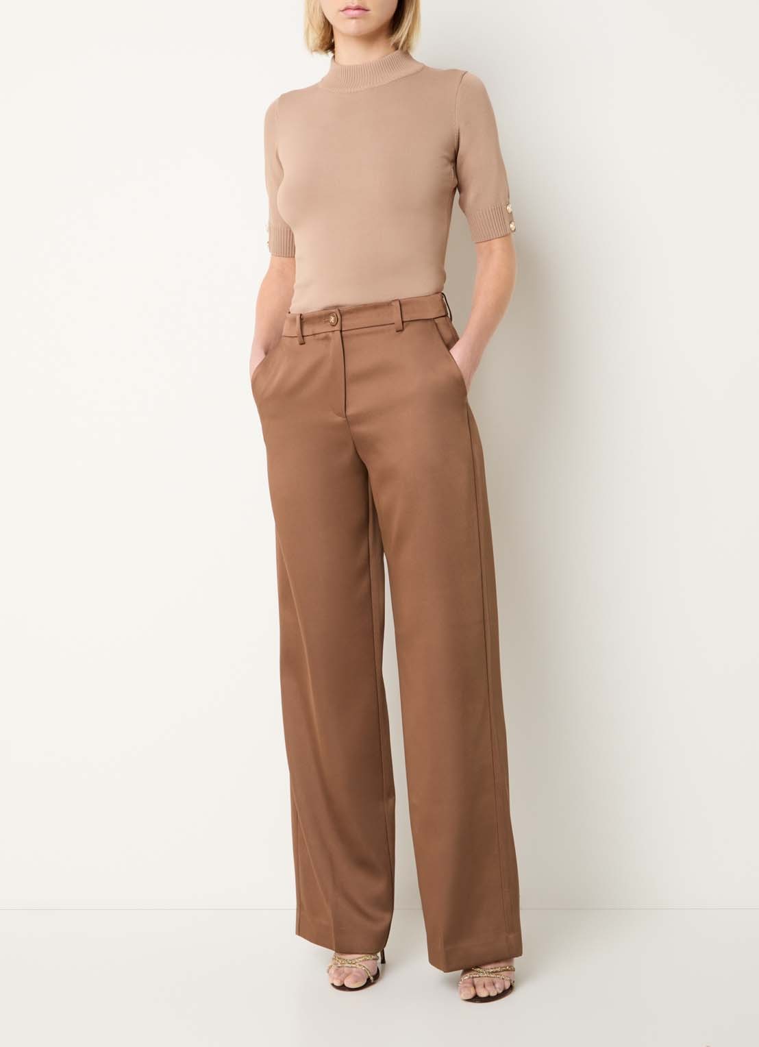 NIKKIE Omahah high waist straight fit broek van satijn - voorkant 4 hazelnootbruin