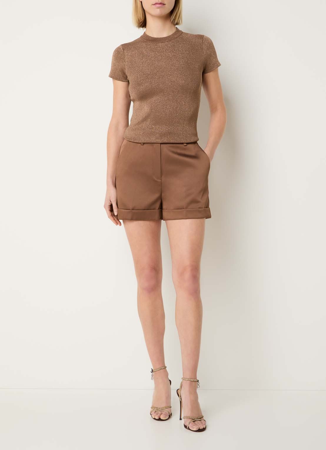 NIKKIE Omahah high waist straight fit korte broek van satijn - voorkant 3 hazelnootbruin