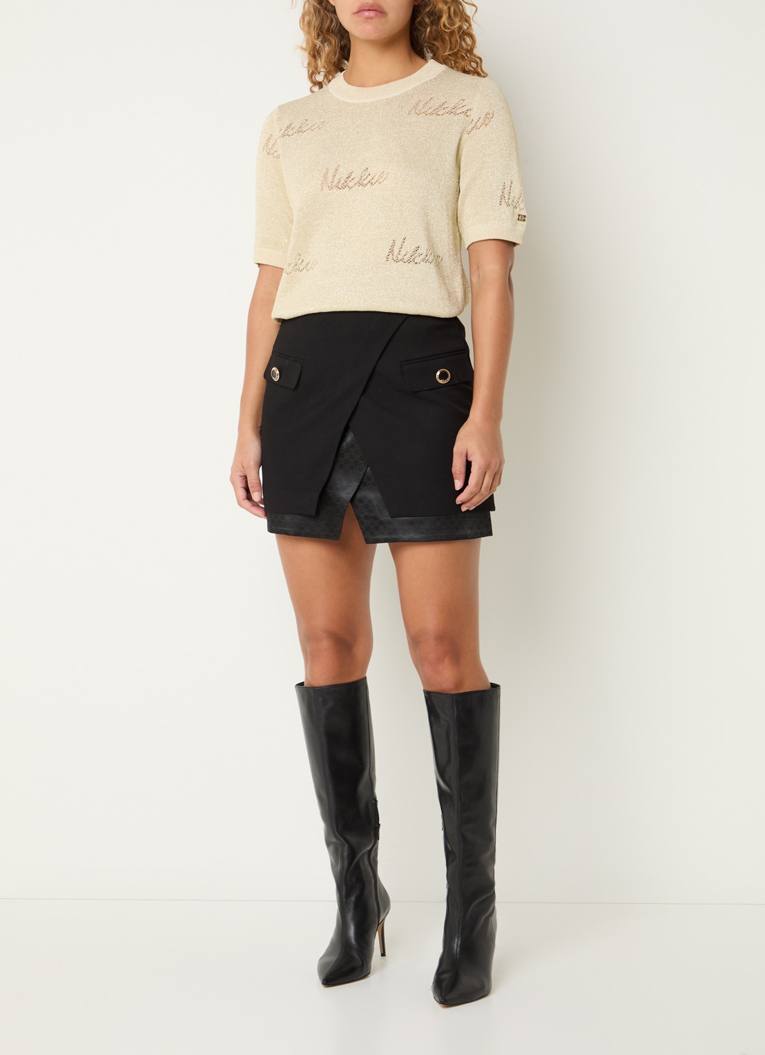 NIKKIE Omarah top met lurex en logo - voorkant 2 creme