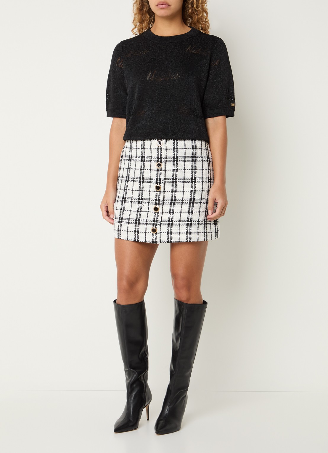 NIKKIE Omarah top met lurex en logo - voorkant 3 zwart