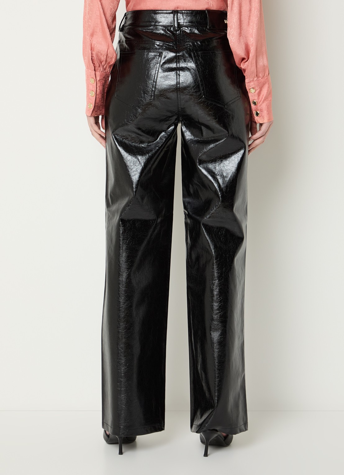 NIKKIE Ondo high waist straight fit broek van imitatieleer met structuur - achterkant zwart
