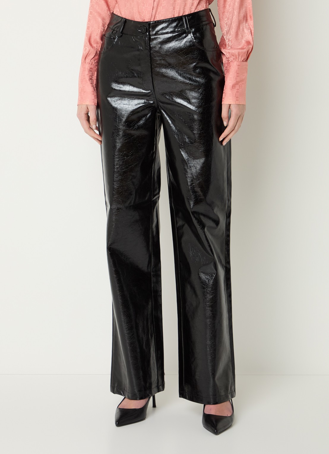NIKKIE Ondo high waist straight fit broek van imitatieleer met structuur - detail 2 zwart