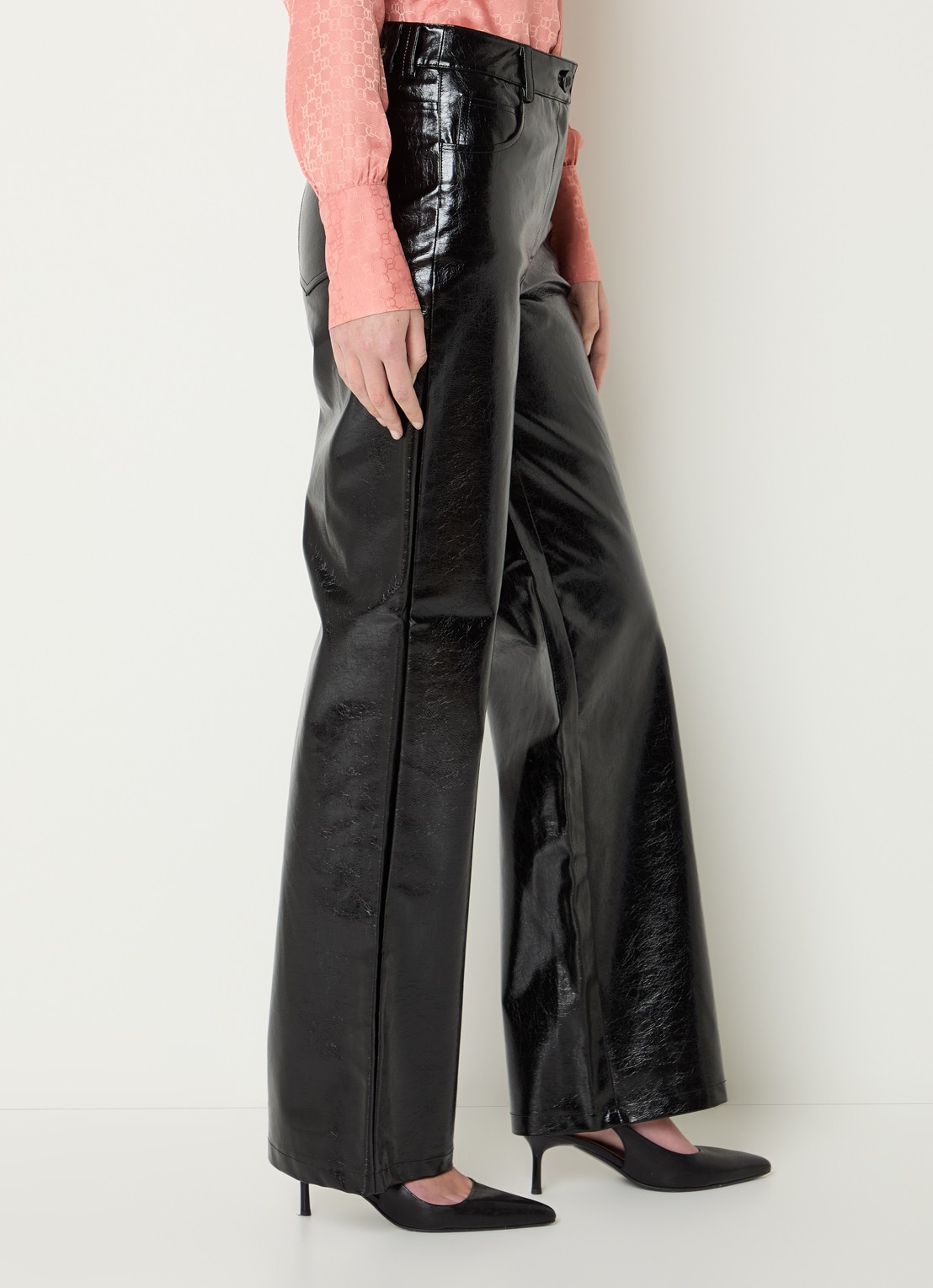 NIKKIE Ondo high waist straight fit broek van imitatieleer met structuur - detail 3 zwart