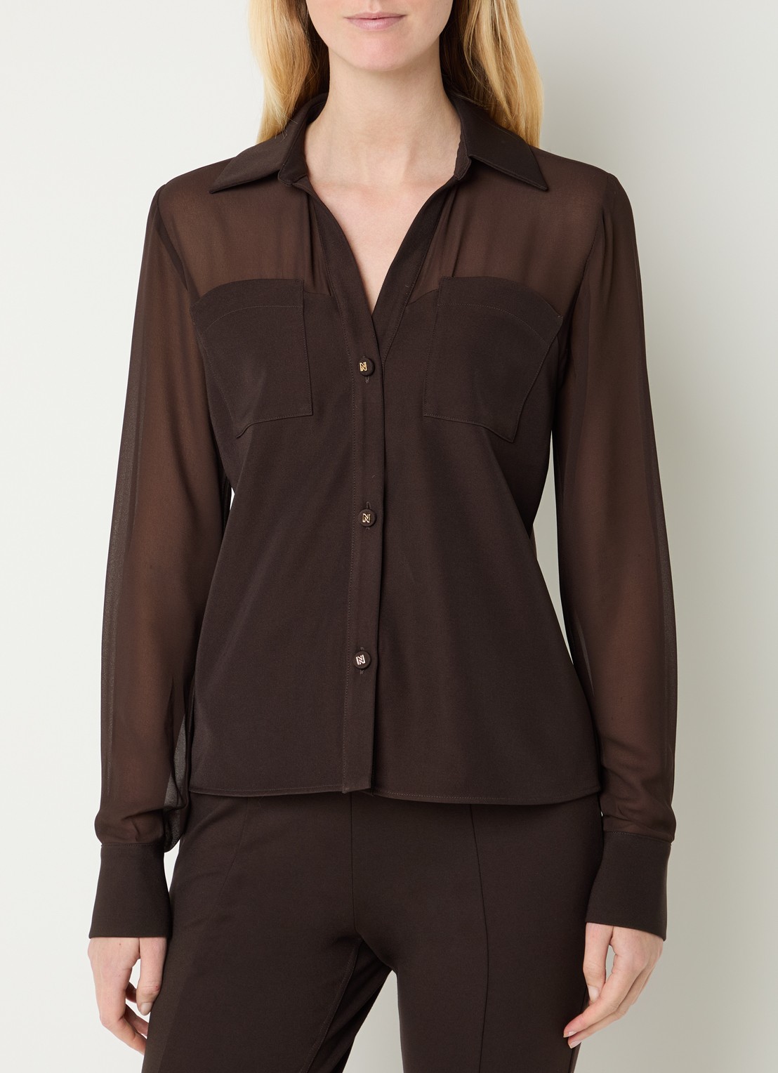 NIKKIE Opava blouse met borstzakkken - detail donkerbruin