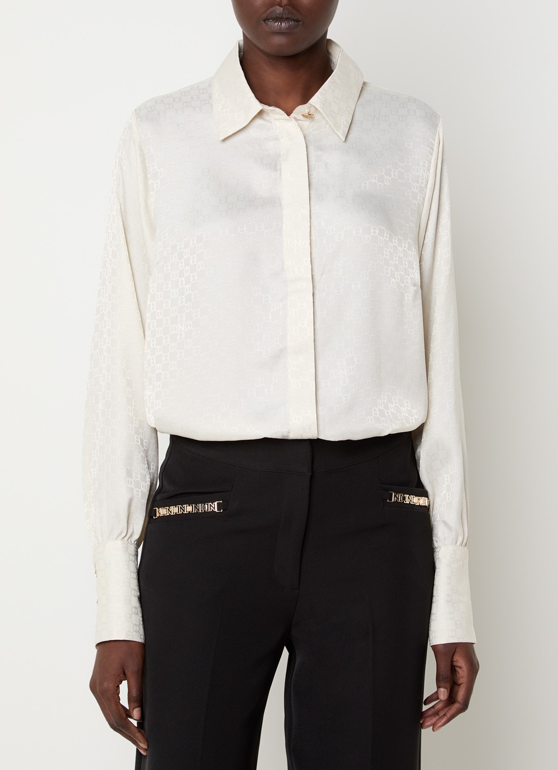 NIKKIE Opava blouse van satijn met print - detail 3 gebroken wit