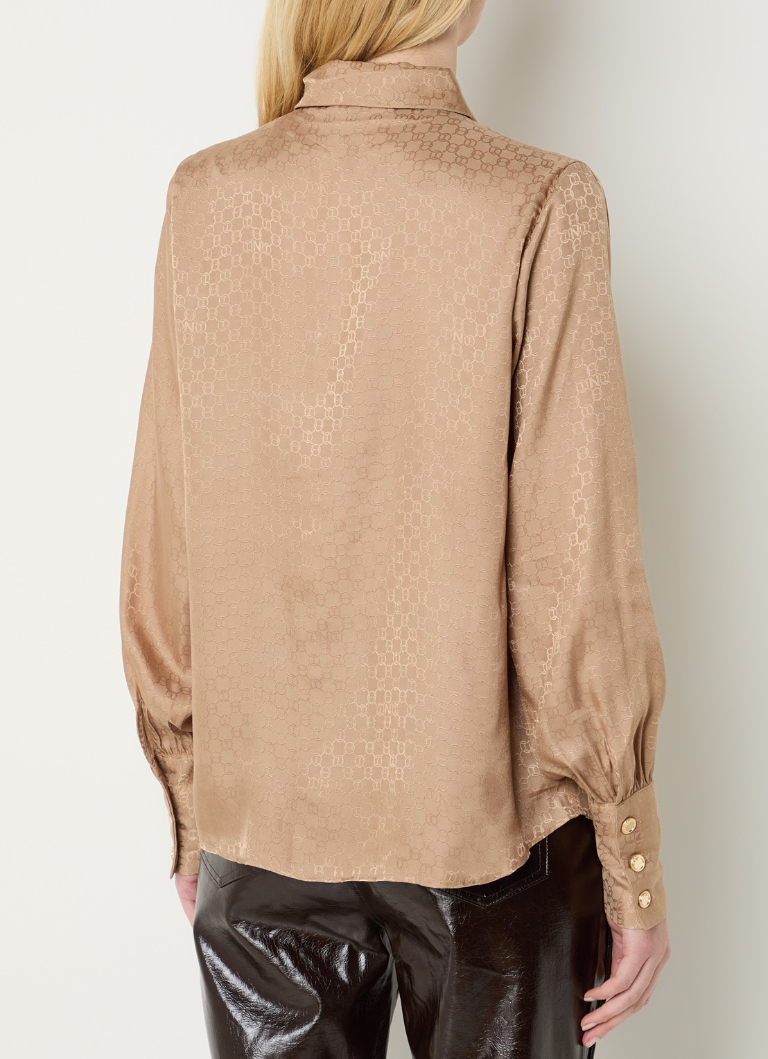 NIKKIE Opava blouse van satijn met print - achterkant camel