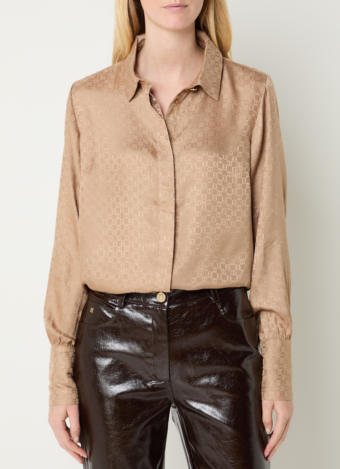 NIKKIE Opava blouse van satijn met print - detail 4 camel