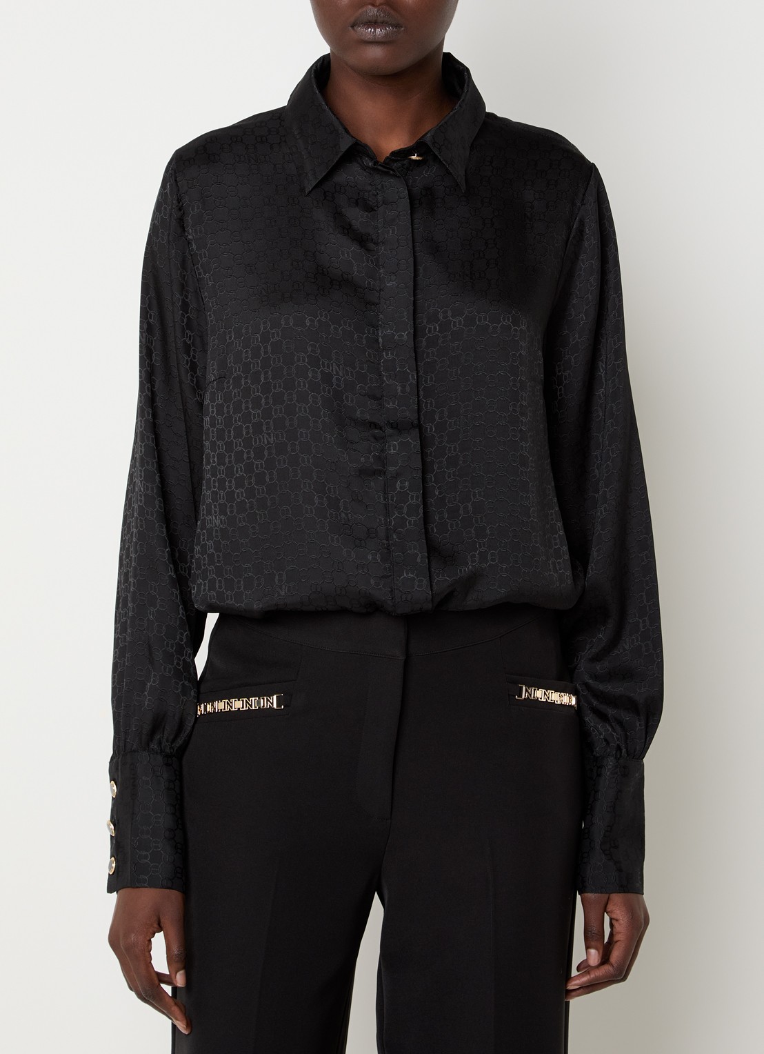 NIKKIE Opava blouse van satijn met print - detail zwart