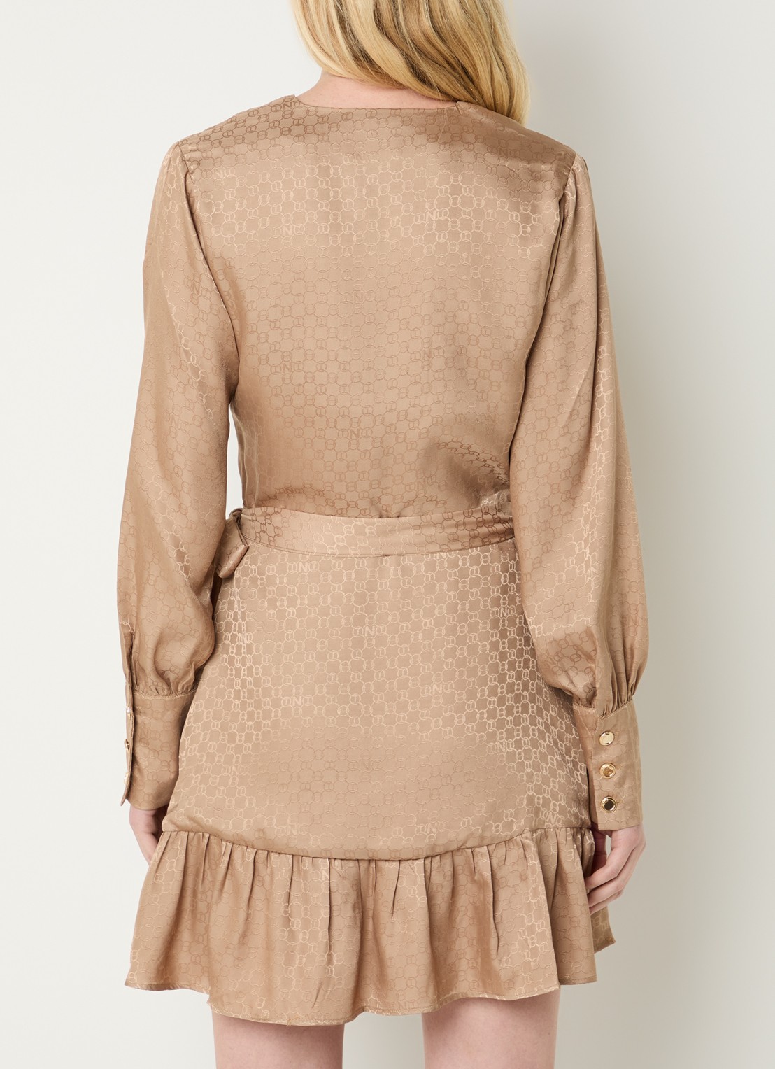 NIKKIE Opava mini wikkeljurk met logoprint en volant - achterkant 4 beige