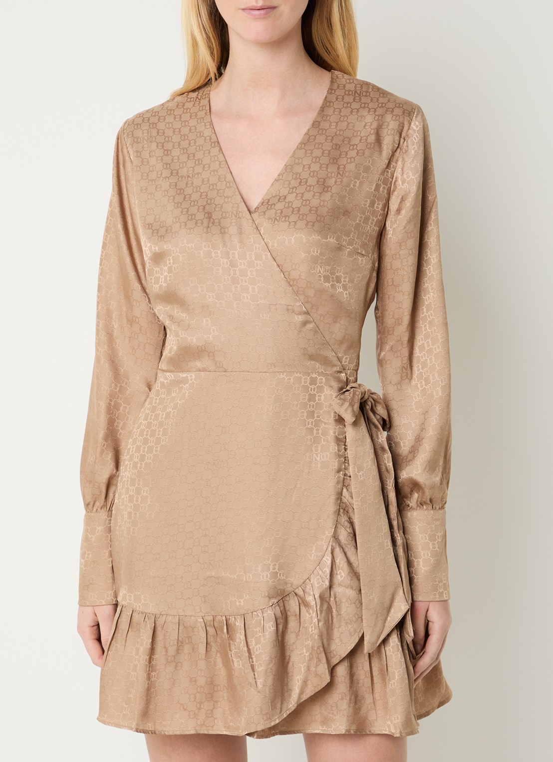 NIKKIE Opava mini wikkeljurk met logoprint en volant - detail beige