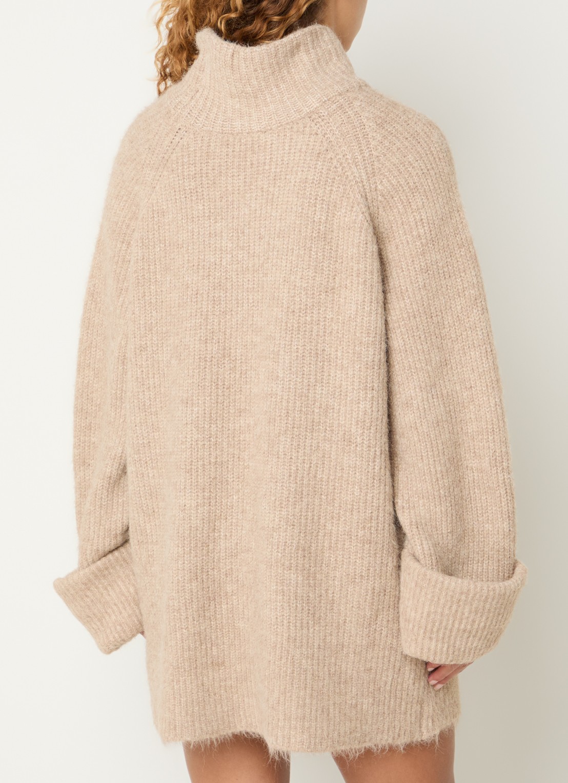 NIKKIE Opole grofgebreide mini trui-jurk in wolblend met col - achterkant beige
