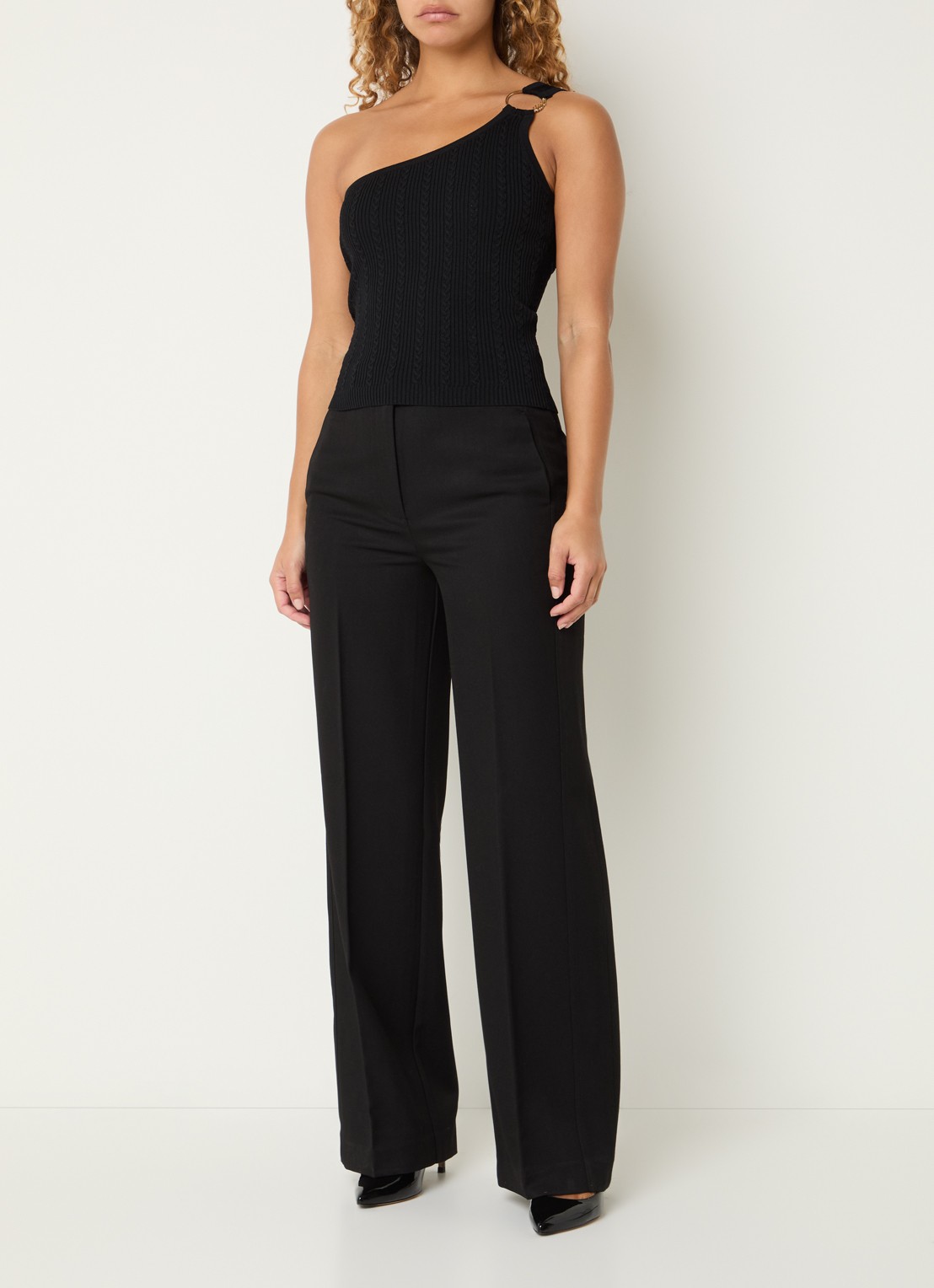 NIKKIE Oregon one shoulder top met ribstructuur - voorkant 2 zwart
