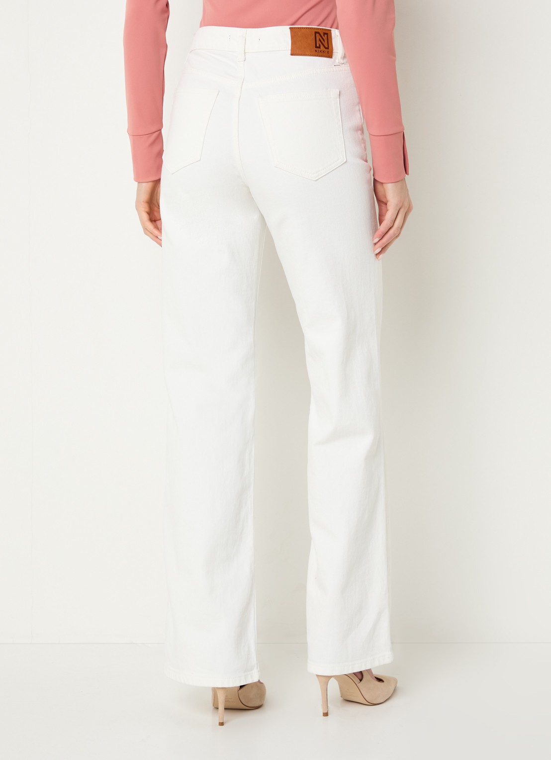 NIKKIE Orleans high waist flared leg jeans met gekleurde wassing - achterkant wit