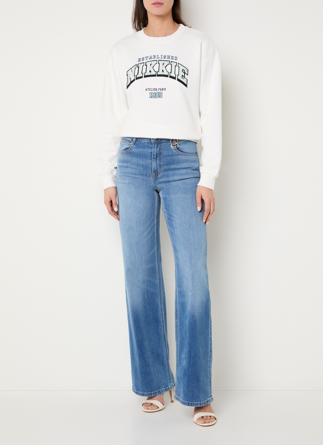 NIKKIE Orleans mid waist wide leg jeans met medium wassing - voorkant 5 indigo