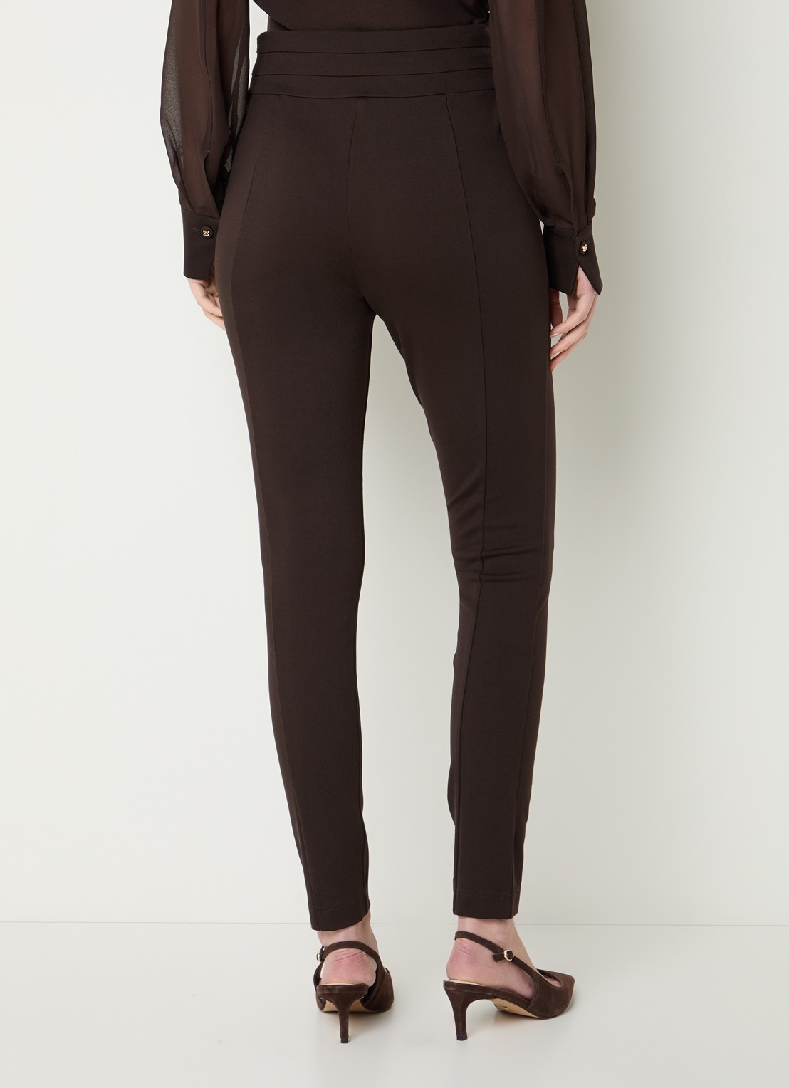 NIKKIE Oroville high waist skinny fit broek met sierknopen - achterkant donkerbruin