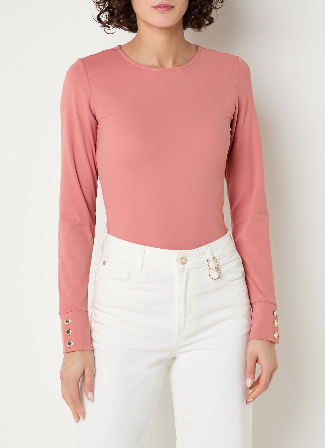 NIKKIE Oshawa top met ronde hals - detail 4 abrikoos