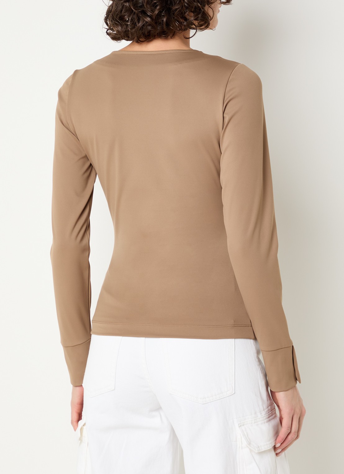 NIKKIE Oshawa top met ronde hals - achterkant 4 cognac