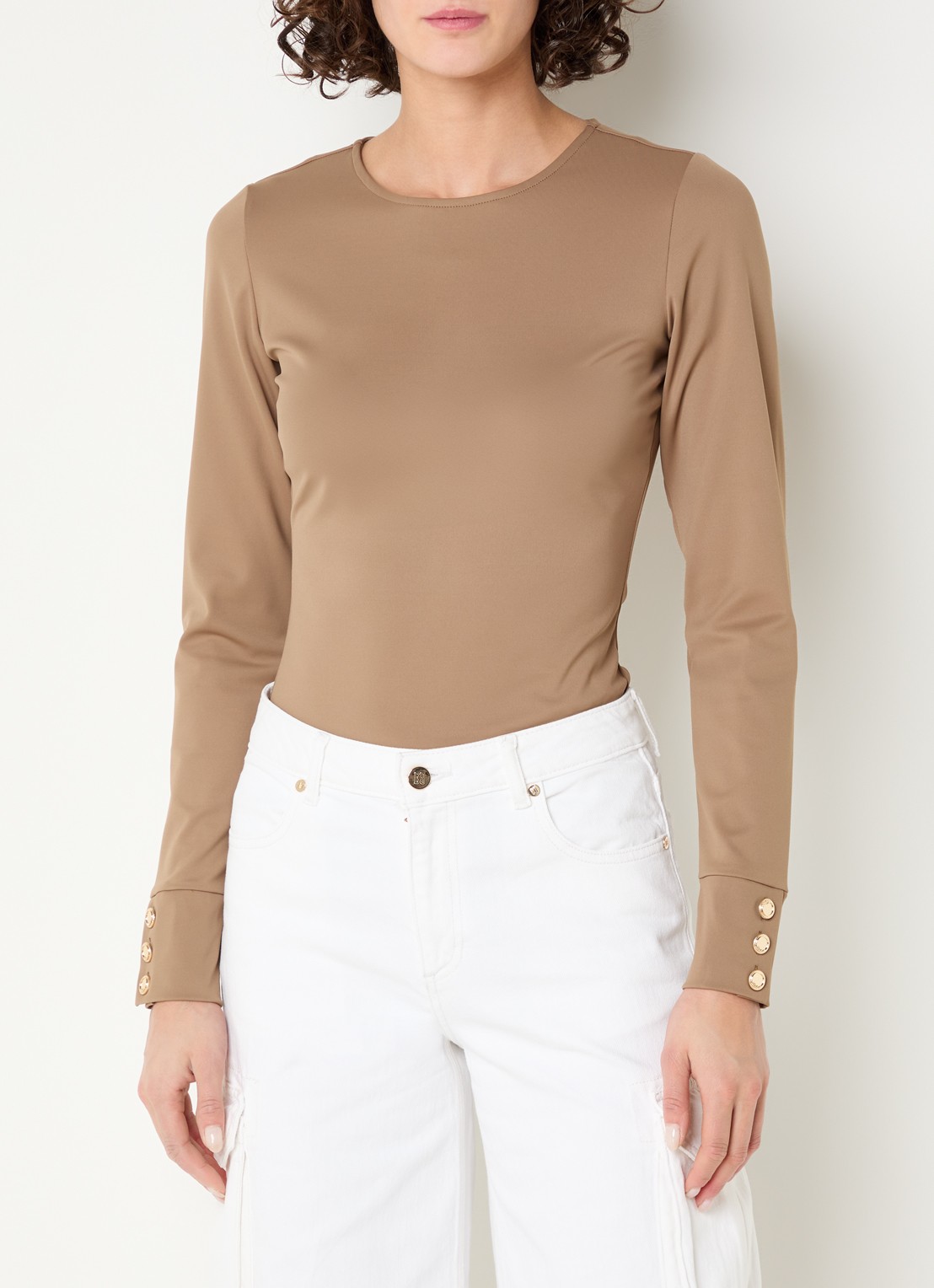 NIKKIE Oshawa top met ronde hals - detail cognac