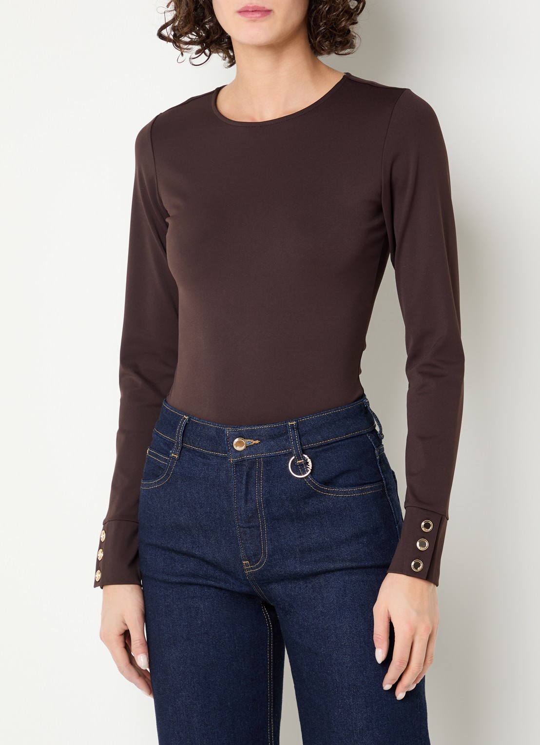 NIKKIE Oshawa top met ronde hals - detail 2 bruin