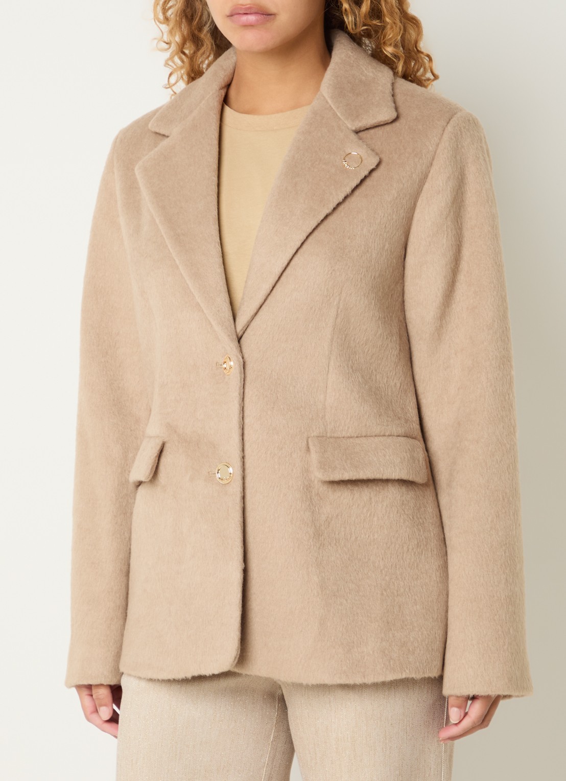 NIKKIE Oslo blazer in wolblend met klepzakken en schoudervulling - detail 2 camel