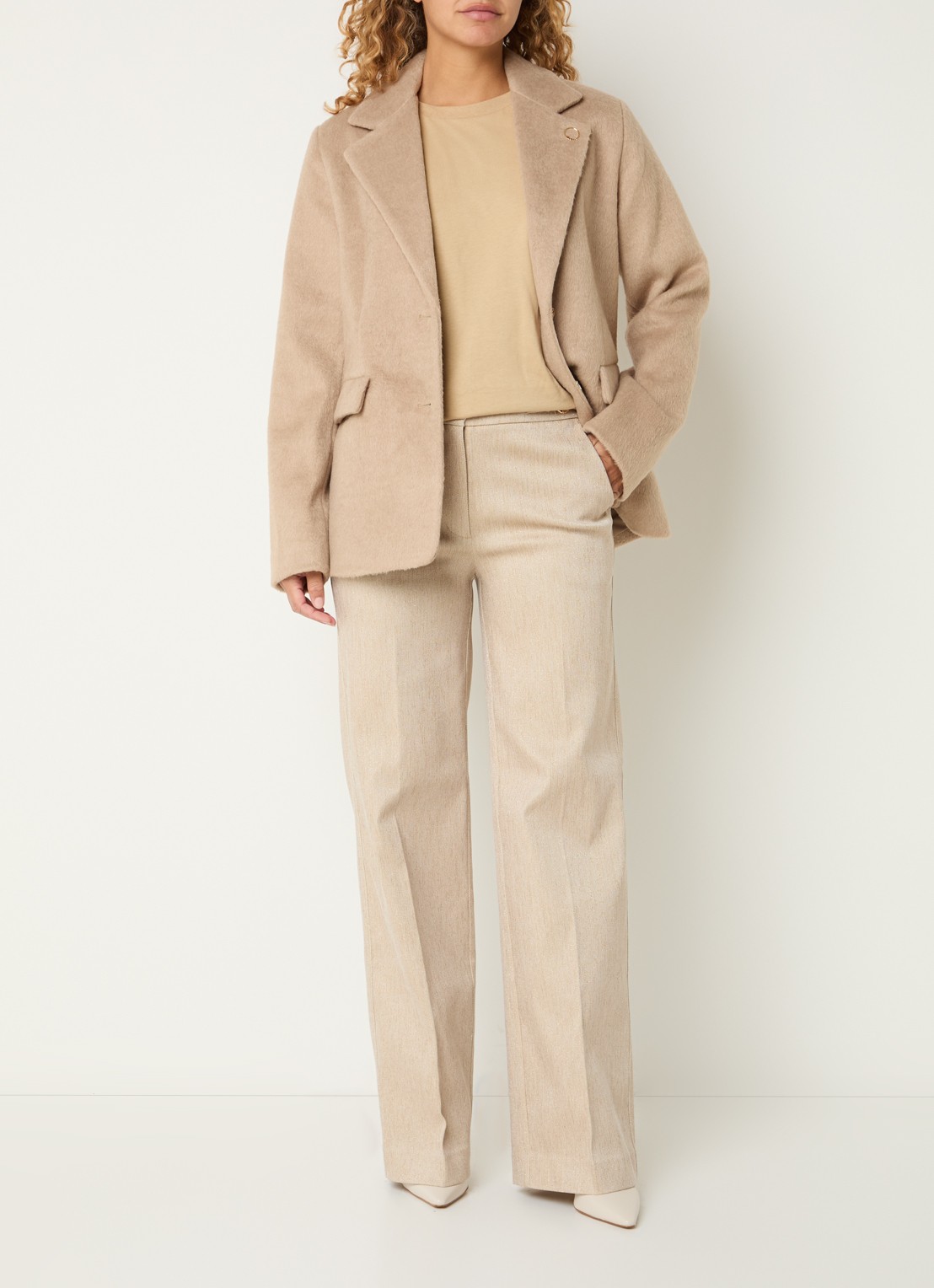 NIKKIE Oslo blazer in wolblend met klepzakken en schoudervulling - voorkant 4 camel