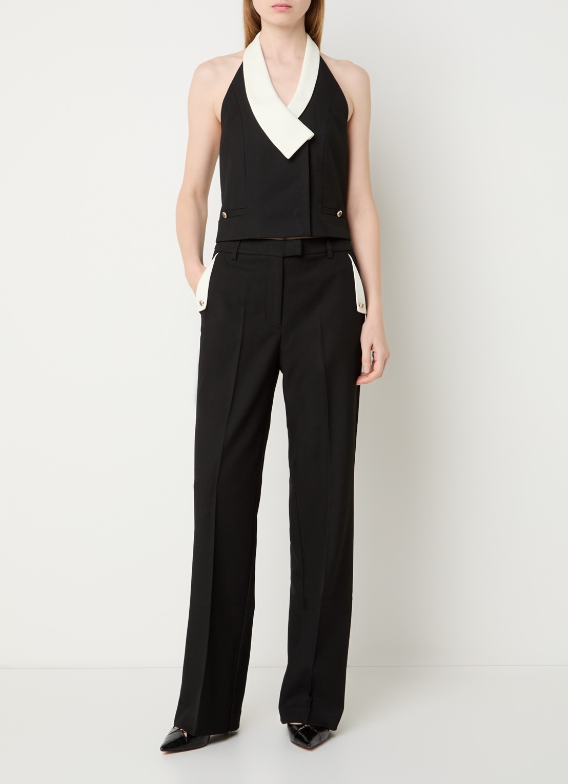 NIKKIE Oulu mid waist straight fit pantalon met steekzakken - voorkant 2 zwart
