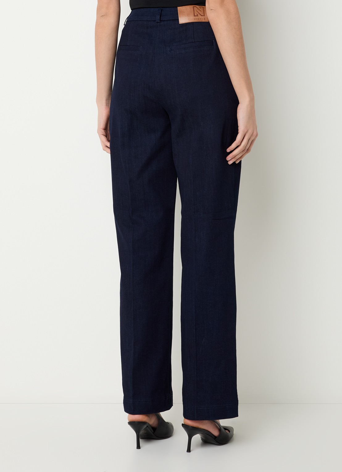 NIKKIE Oviedo high waist straight fit pantalon van denim met steekzakken - achterkant 3 indigo
