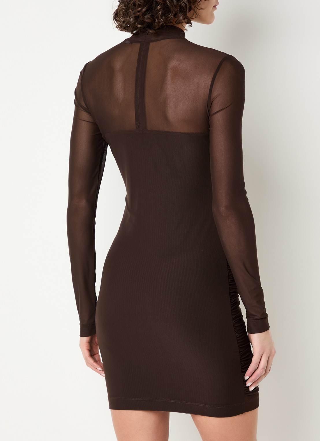 NIKKIE Ovilla semi-transparante mini jurk met gedrapeerd detail - achterkant donkerbruin