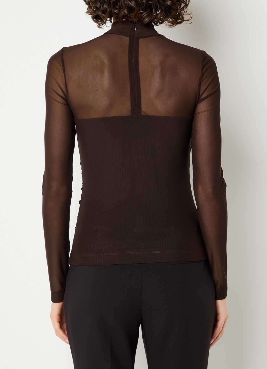 NIKKIE Ovillia semi-transparante top met col - achterkant 3 bruin
