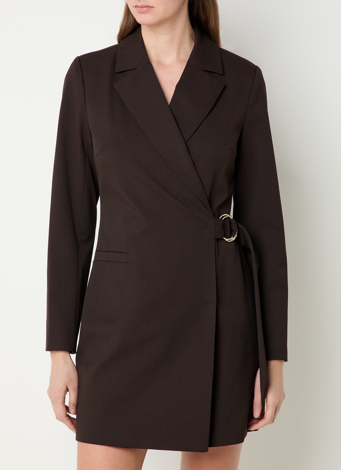 NIKKIE Oxford mini blazer jurk met ceintuur en schoudervulling - detail 2 donkerbruin