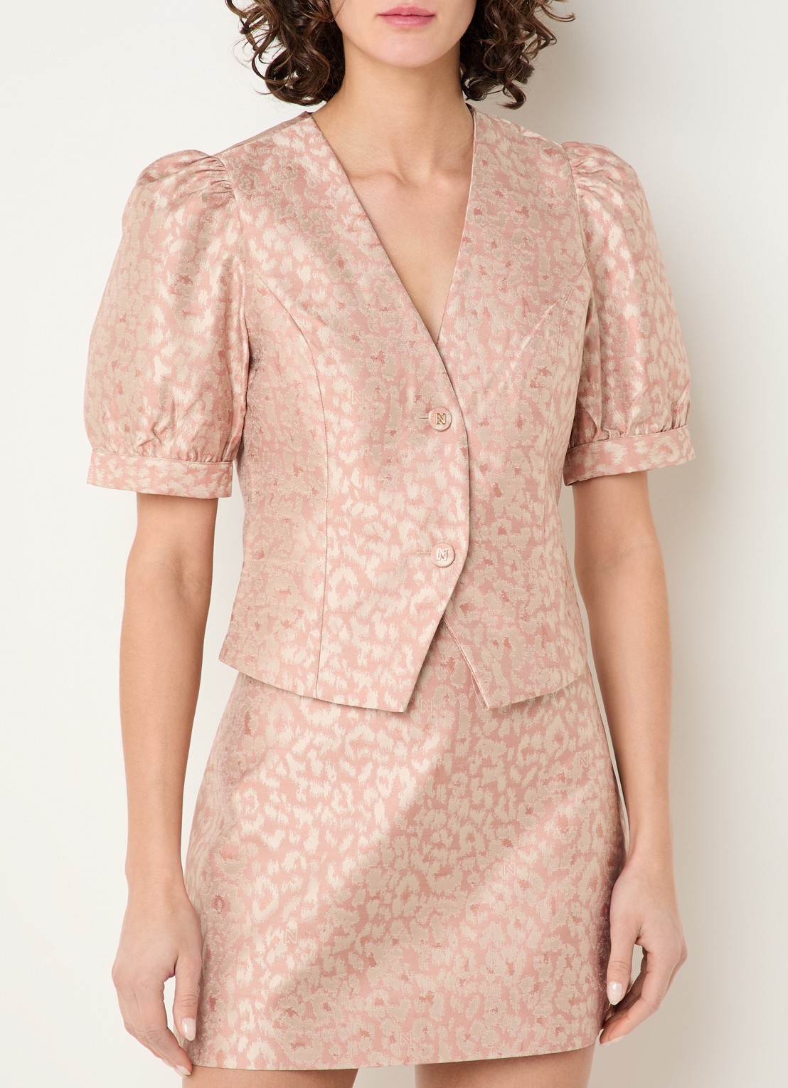 NIKKIE Palencia blouse met panterprint en pofmouw - detail 2 zalmroze
