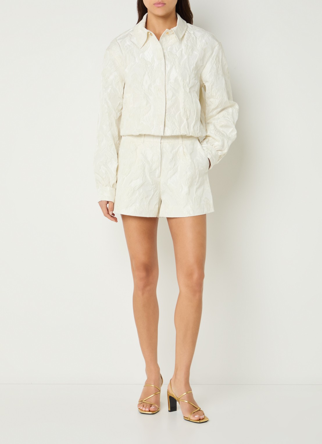 NIKKIE Pamona high waist straight fit korte broek met steekzakken - voorkant 2 creme