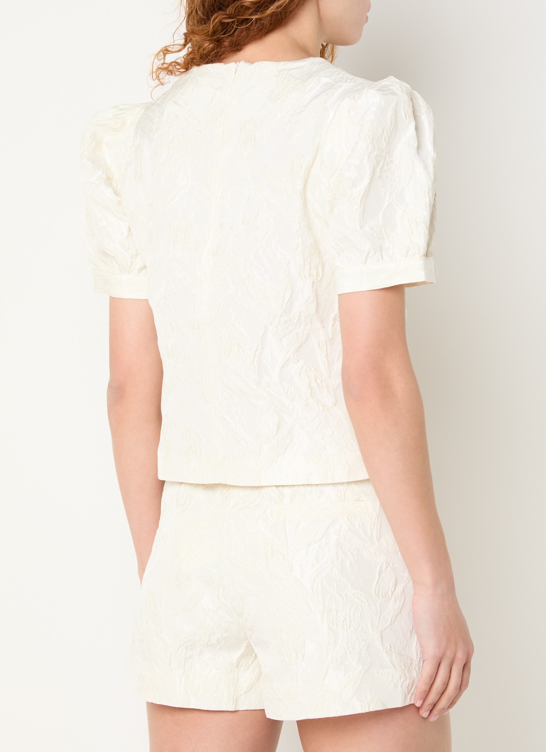 NIKKIE Panoma top met 3D print en glazende finish - achterkant 4 vanillegeel