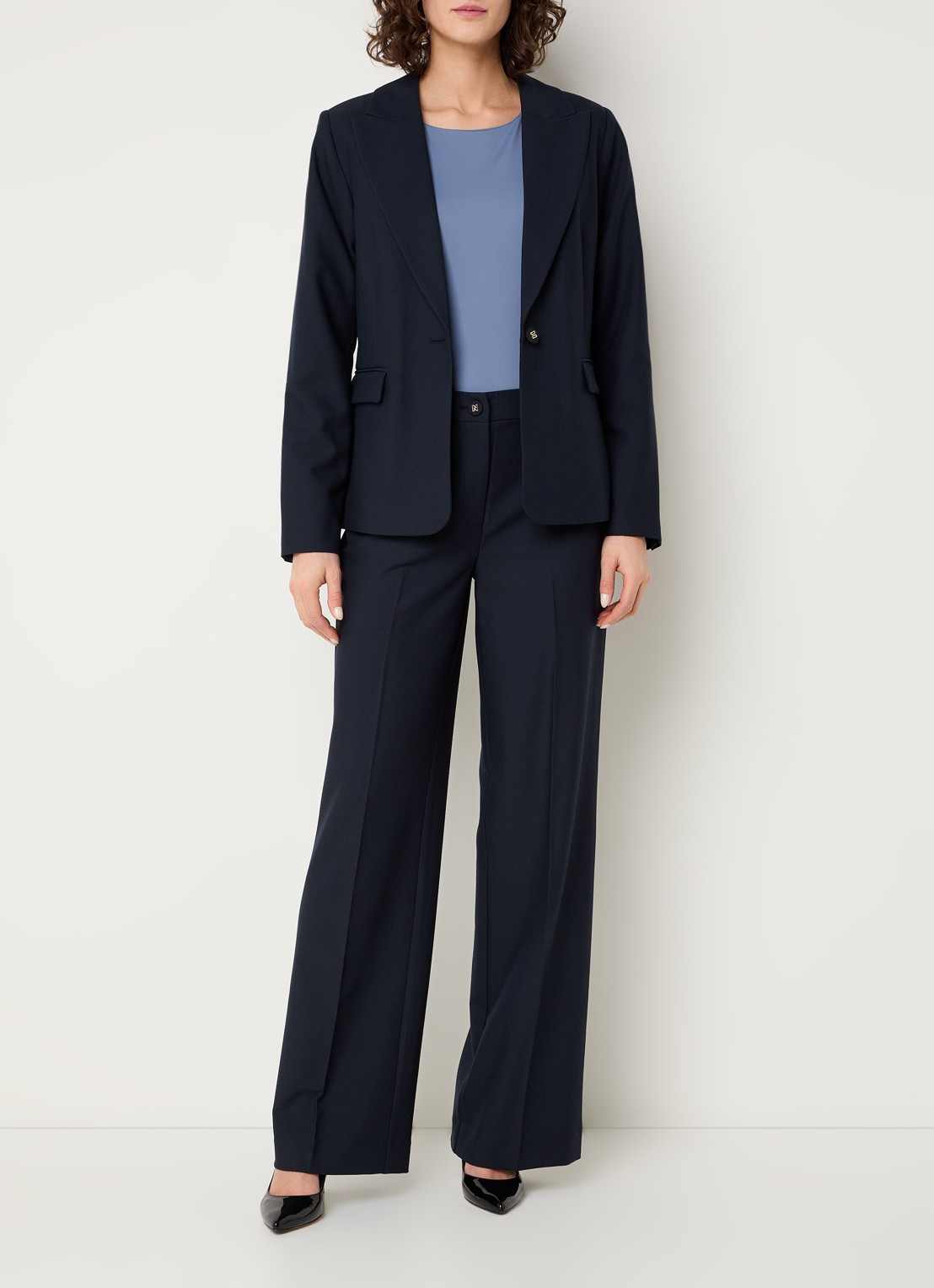 NIKKIE Parisa blazer met klepzakken - voorkant 2 donkerblauw