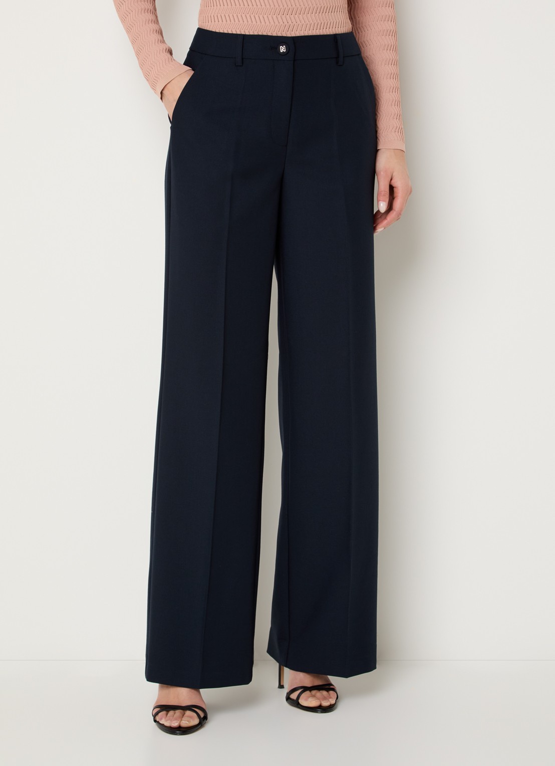NIKKIE Parisa high waist straight fit pantalon met steekzakken - detail donkerblauw
