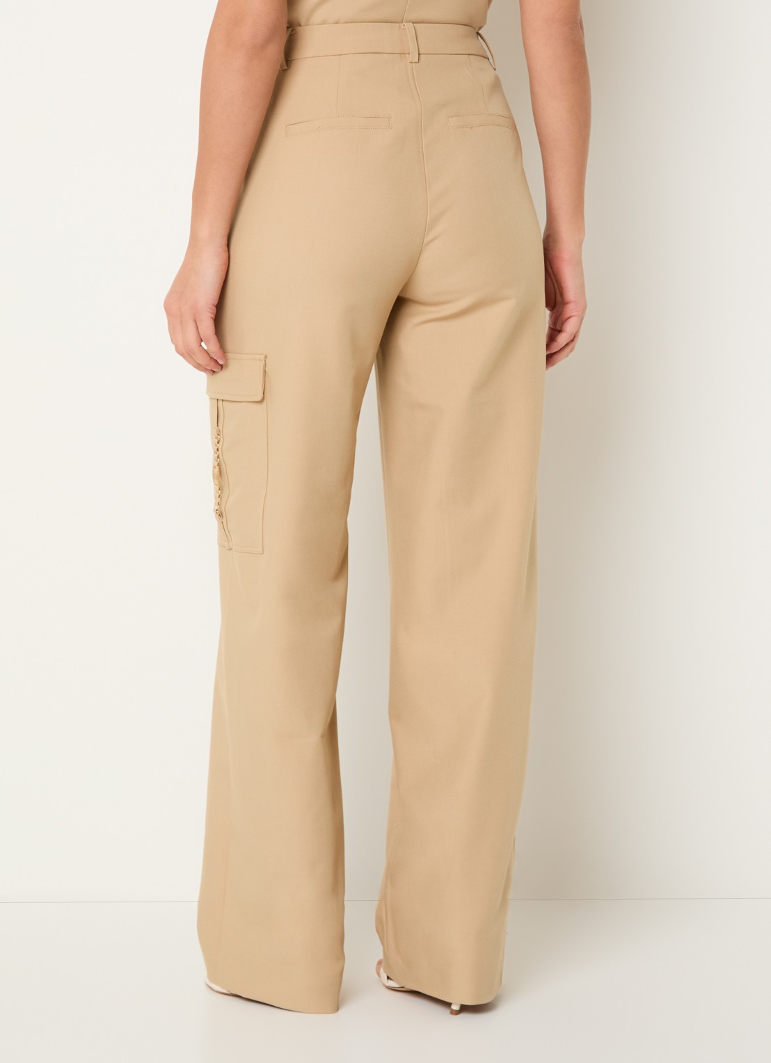 NIKKIE Parlo high waist straight fit broek met klepzak - achterkant camel