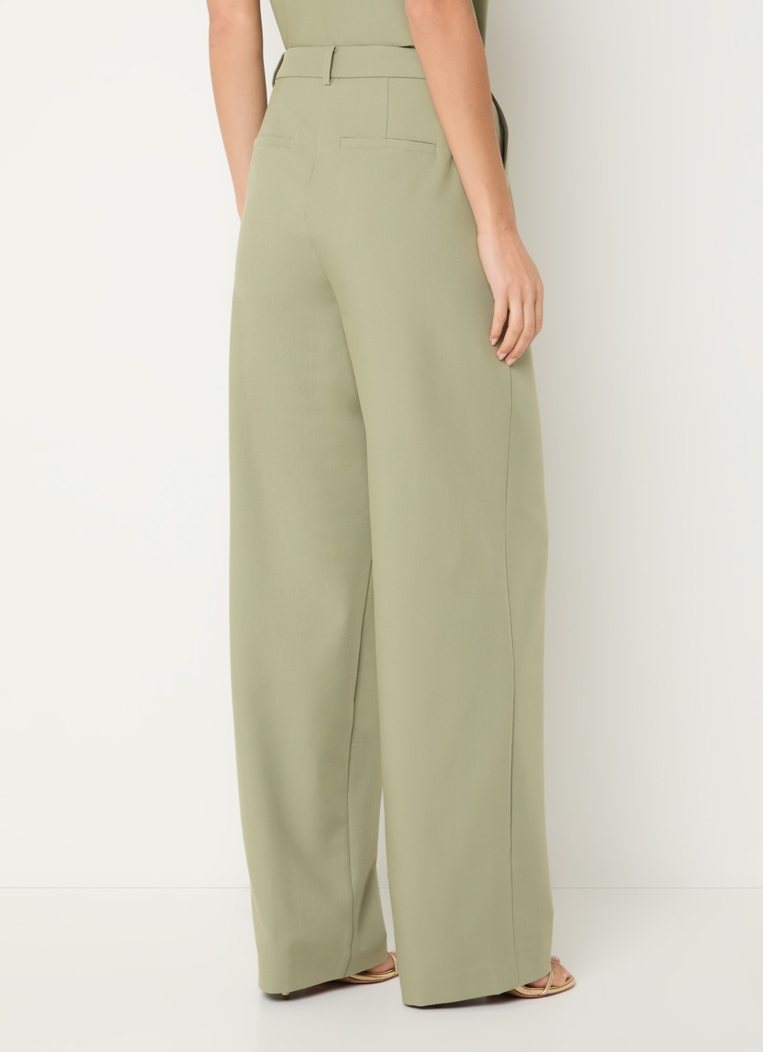 NIKKIE Parlo high waist straight fit broek met klepzak - achterkant groen