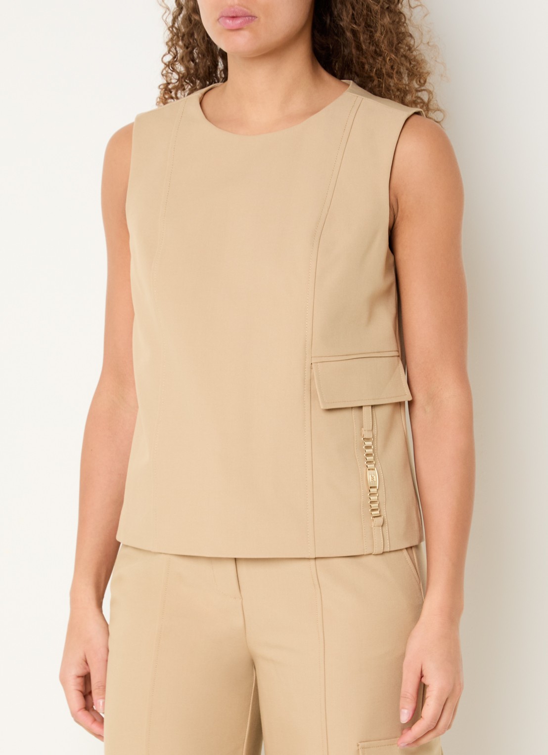 NIKKIE Parlo mouwloze top met klepzak - detail 3 camel